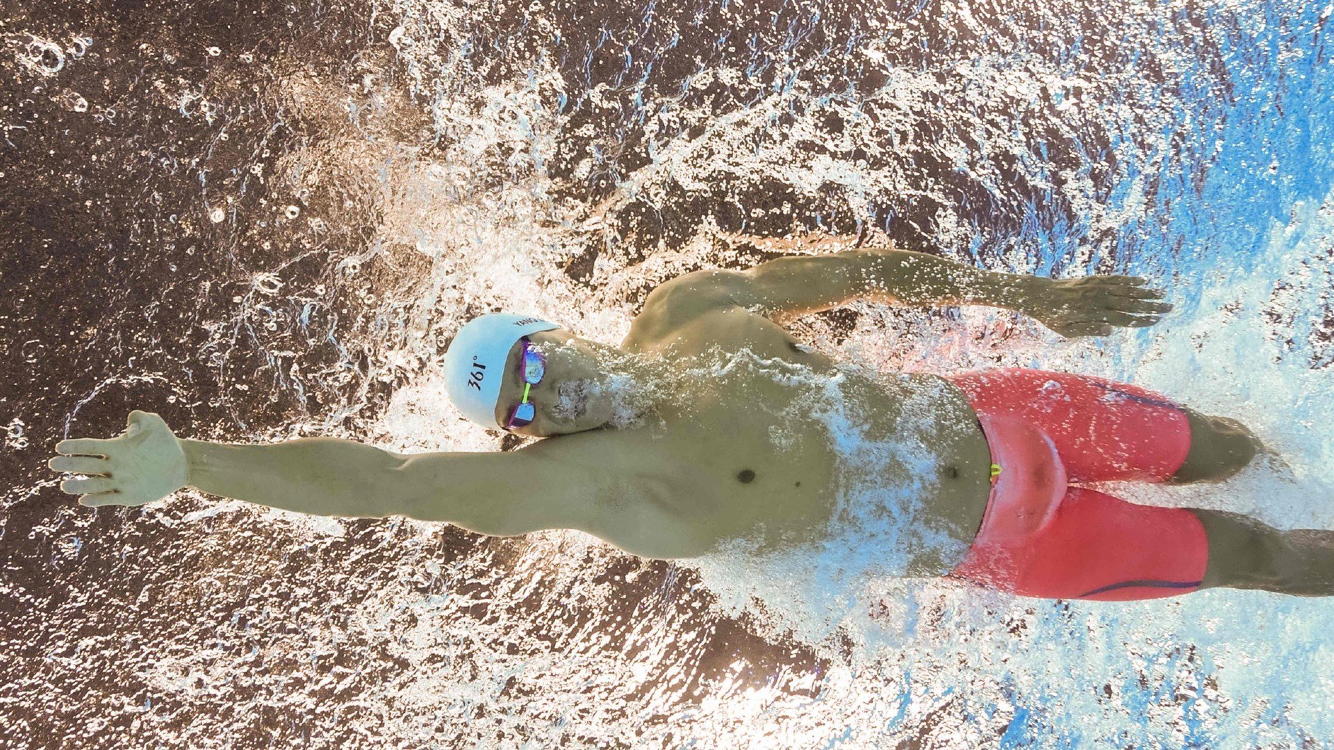 皇马领跑西甲，巴萨紧追不舍，榜首大战一触即发，皇马和巴萨两队进行足球比赛,最后皇马5_3获胜