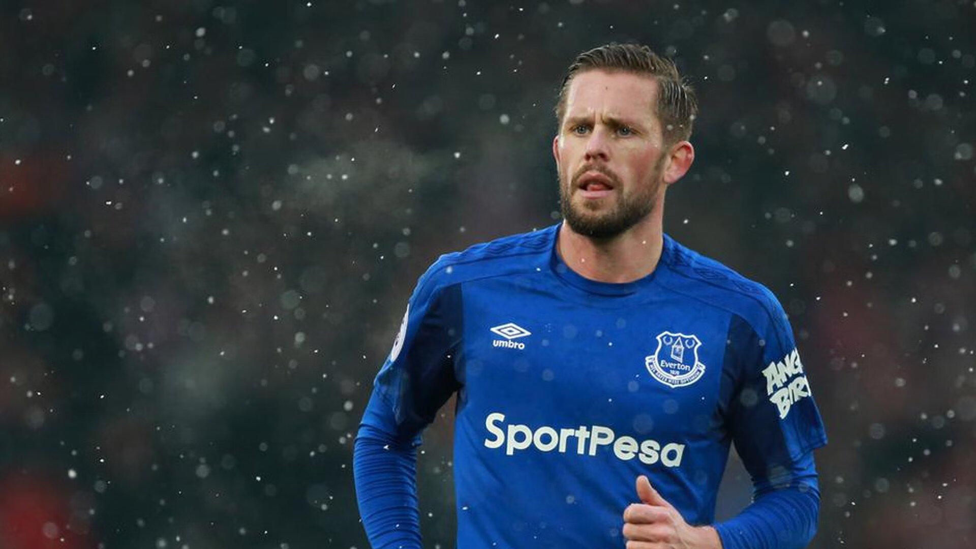 精彩绝伦的比赛引发了现场观众的欢呼，精彩纷呈的比赛还是精妙绝伦